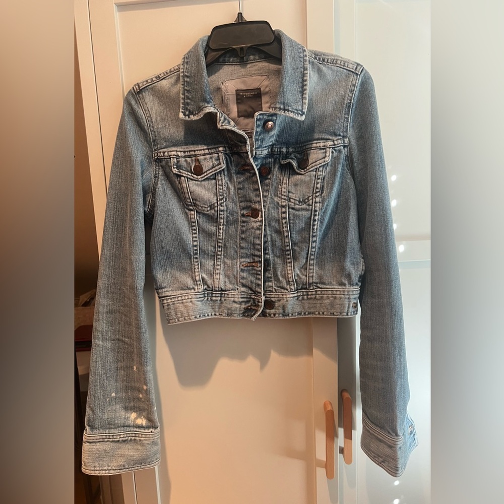 Abercrombie & Fitch Women’s Blue Distressed Cropped Jean Jacket. Size L